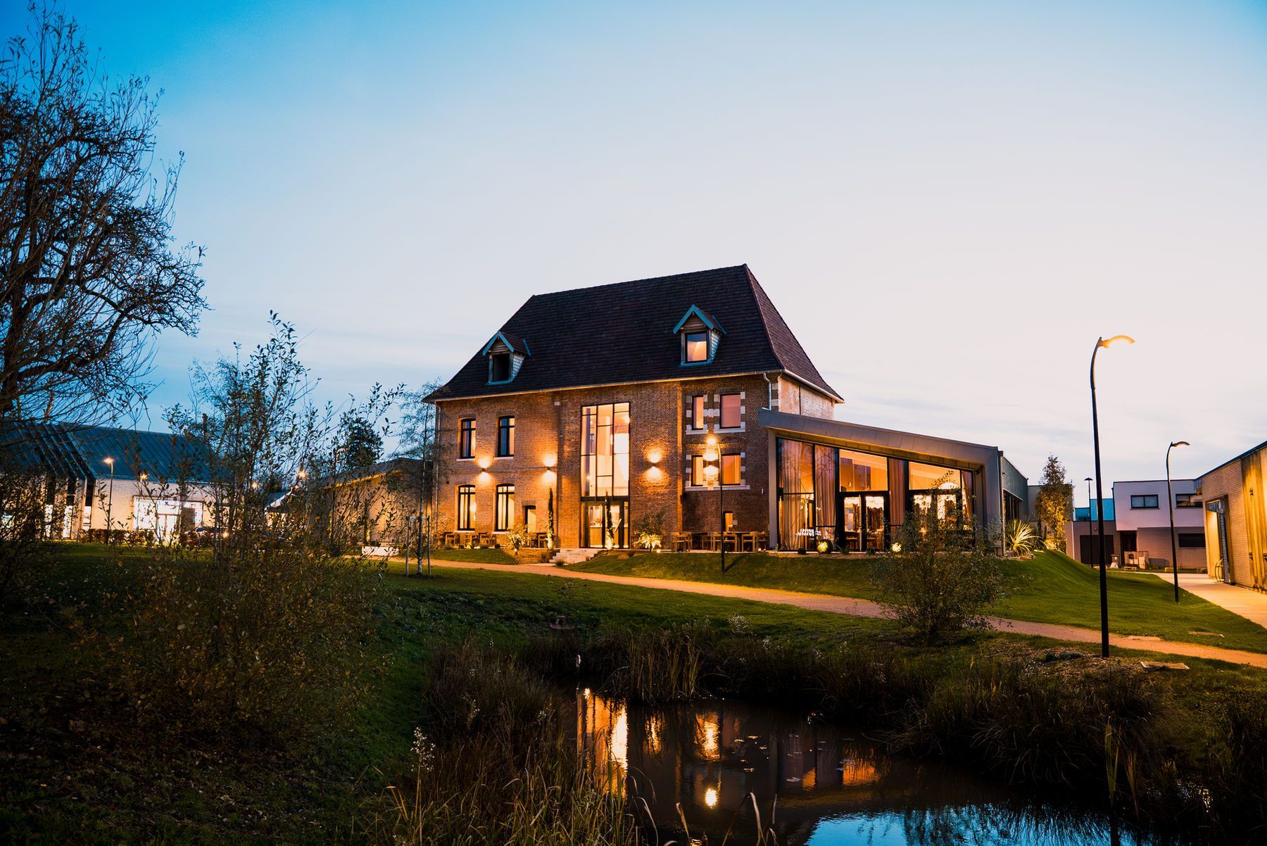 Le Manoir à la tombée de la nuit, à Isneauville